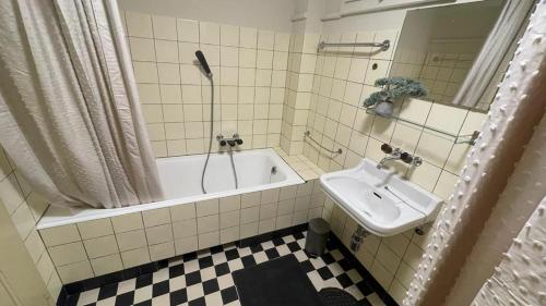 海利根舒文迪Schwendi-Blueme的带浴缸、水槽和淋浴的浴室