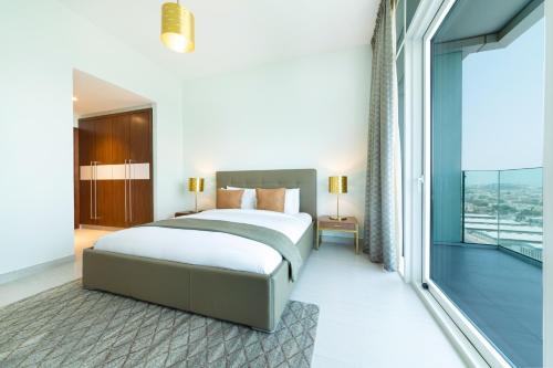 迪拜Maison Privee - Superb 1BR apartment overlooking Zabeel Park and Dubai Frame的一间卧室设有一张床和一个大窗户
