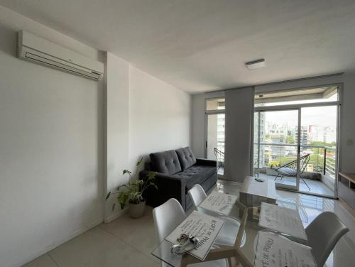布宜诺斯艾利斯Apartamento 2 Ambientes - Moderno totalmente Amoblado的客厅配有沙发和桌椅