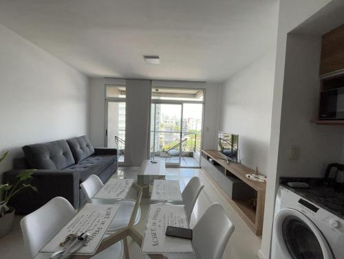 布宜诺斯艾利斯Apartamento 2 Ambientes - Moderno totalmente Amoblado的客厅配有沙发和桌子
