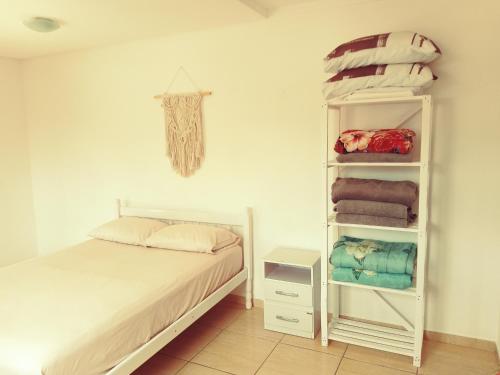 库里提巴Mountain View的一间卧室配有床和带毛巾的架子