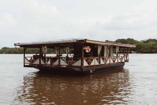 托尔图格罗Mawamba Lodge的河上水中的船