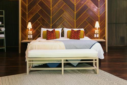 托尔图格罗Mawamba Lodge的一间卧室配有一张木墙床