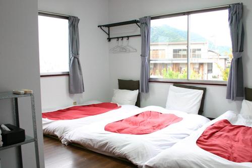 阿扎格瓦RETRO retro - Vacation STAY 03865v的带2扇窗户的客房内的2张床