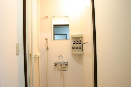 阿扎格瓦RETRO retro - Vacation STAY 03865v的浴室位于门边的墙上,配有电话