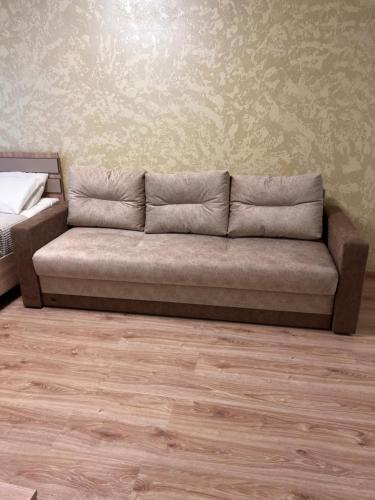 塔林Kärberi Apartments的客厅设有一张沙发,铺有木地板
