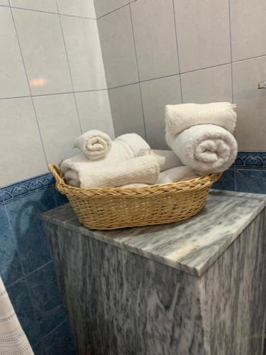 培拉特Vila Demaj的浴室内一个柜台上的毛巾篮子
