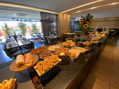 普鲁登特总统城Aruá Hotel的包含多种不同食物的自助餐