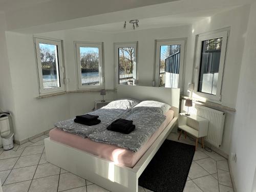 巴特阿巴赫Apartment Donaublick的一间卧室配有一张带两张黑色毛巾的床