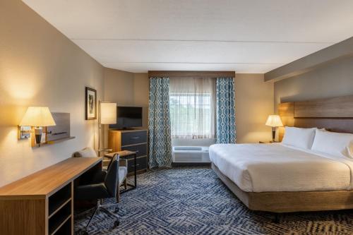 布拉夫顿布拉夫顿-希尔顿黑德烛木套房酒店的配有一张床和一张书桌的酒店客房