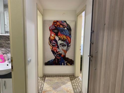 屈塔希亚Şehri ala evleri的浴室墙上的女人画