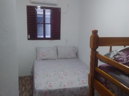 圣加布里埃尔Pousada Recanto do Coruja的一间小卧室,配有床和窗户