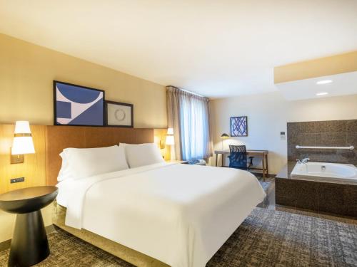 富兰克林密尔沃基机场南驻桥套房酒店的酒店客房配有一张床和浴缸。