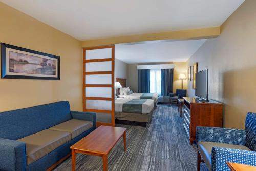 州学院贝斯特韦斯特大学公园套房酒店的酒店客房设有床和客厅。