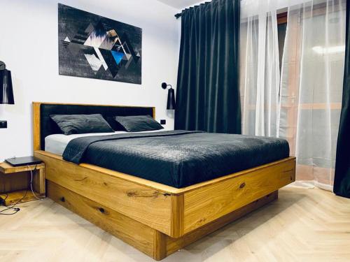 帕苏德尔托纳莱Apartment La Tonalina的一间卧室,卧室内配有一张木床