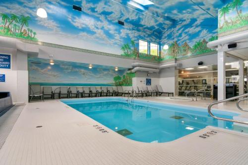 坎卢普斯Best Western Premier Aberdeen Kamloops的一座游泳池,位于酒店客房内,天花板上装有顶棚