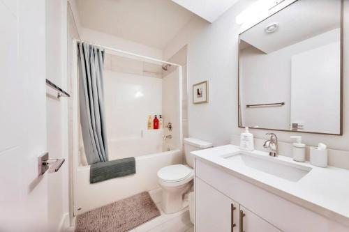 埃德蒙顿The Nook & Cranny Bsmt Suite, Near WEM & DT, Fast WiFi! Sleeps 4的白色的浴室设有水槽和卫生间。
