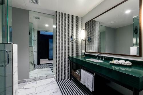 洛杉矶洛杉矶中心区英迪格酒店的一间带绿色水槽和镜子的浴室