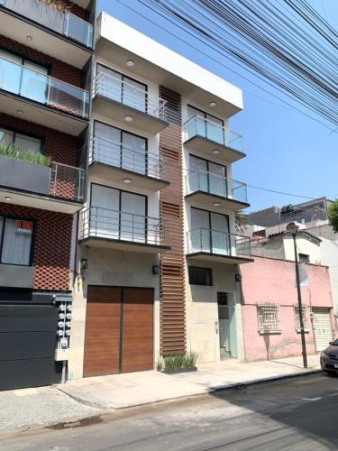 墨西哥城Kolben Nuoma的街道上带木门的公寓楼