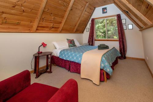 斯特拉恩Strahan Backpackers的一间卧室设有一张床和一个窗口