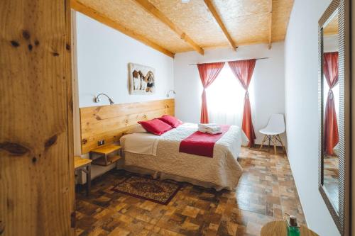 圣佩德罗·德·阿塔卡马Peumayen Atacama cabaña&Hostal的一间卧室设有一张床和一个窗口