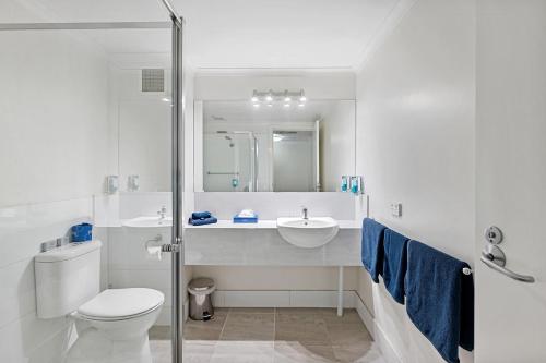 伊丘卡The River Boat Hotel - Echuca的白色的浴室设有卫生间和水槽。