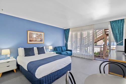 伊丘卡The River Boat Hotel - Echuca的酒店客房设有一张床和一个阳台。