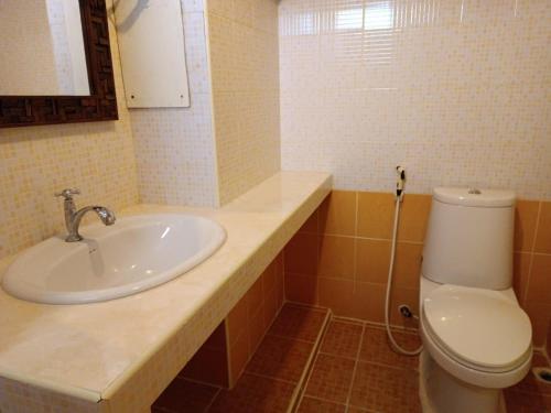 曼谷OYO 75417 Grandview Condominia的一间带水槽和卫生间的浴室