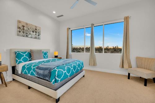 棕榈泉Breathtaking Luxury Villa Architectural Jewel的一间卧室设有一张床、一个窗口和一把椅子