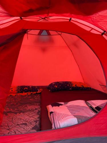 金塔马尼Rejengbali的红色帐篷,配有一张床和一张床垫