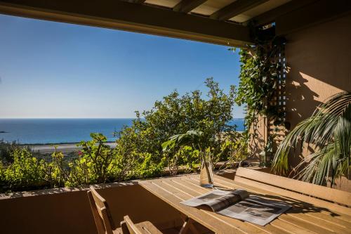 米尼亚Villa nonà Maria的阳台享有海景,配有桌子