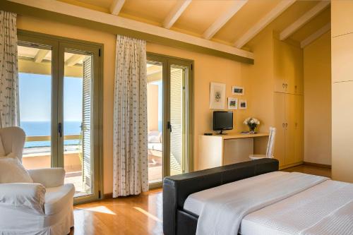 米尼亚Villa nonà Maria的一间卧室配有一张床,享有海景