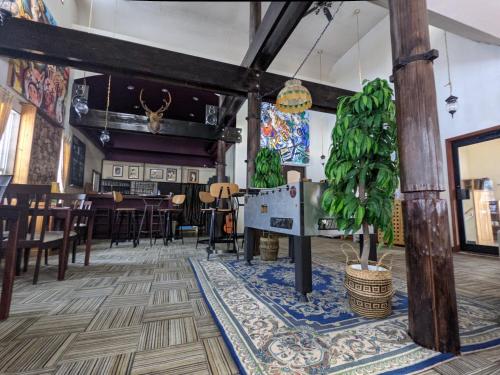 白马村Luna Lodge的中间的用餐室,配有桌子和植物