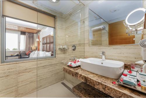 斯利那加Hotel Meerz的一间带水槽和镜子的浴室