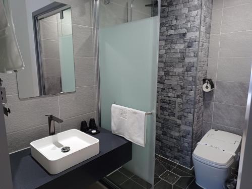 平泽市Hi& Hotel的一间带水槽、卫生间和镜子的浴室