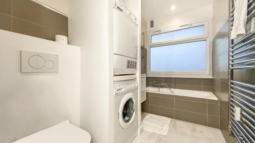 安纳马斯HOMEY HAKUNA - Proche centre / Balcon privé / Wifi gratuit的洗衣房配有洗衣机和窗户