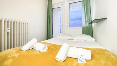 安纳马斯HOMEY HAKUNA - Proche centre / Balcon privé / Wifi gratuit的一间卧室配有带毛巾的床