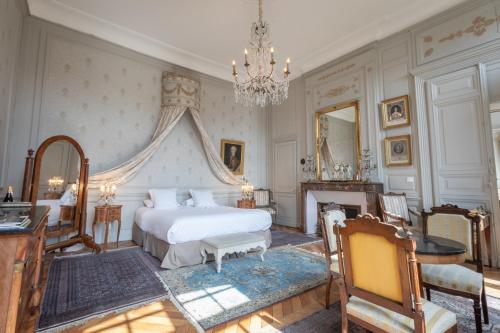 布尔日L'Hotel de Panette, Un exceptionnel château en ville的一间卧室配有两张床和吊灯。