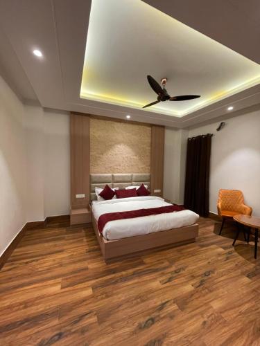 阿姆利则Hotel Crown Savoy, Near Railway Station & GURU NANAK DEV UNIVERSITY的一间卧室配有一张床和吊扇