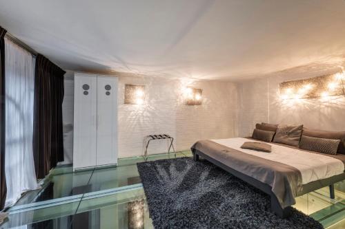 米兰Design Apartment with private pool exclusive use - Stelvio 21的一间卧室设有一张床,铺有玻璃地板