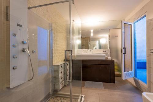 米兰Design Apartment with private pool exclusive use - Stelvio 21的一间带玻璃淋浴和水槽的浴室