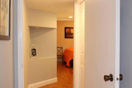 阿伯茨福德2-Bedroom basement suite with a separate entrance.的走廊上设有通往卧室的门