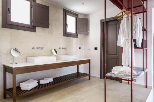 普拉迪斯亚罗斯Pelican Bay Hotel的一间带水槽和镜子的浴室