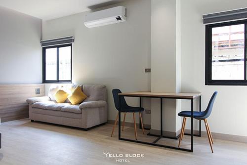 Yello Block Hotel的客厅配有沙发和桌子