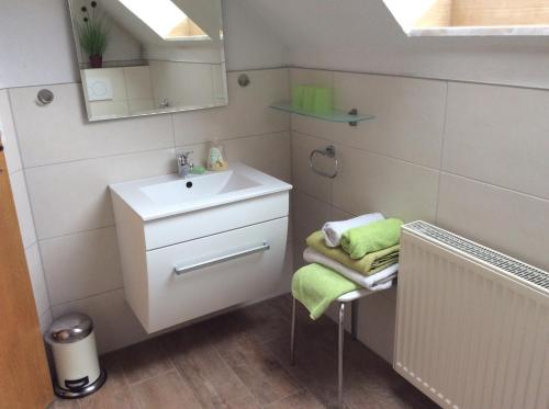 SandbergFerienwohnung Holzheimer的一间带水槽和镜子的小浴室