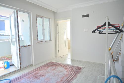 ArnavutköyForest villa- 5 minutes from the airport的一间白色的房间,有门和地毯