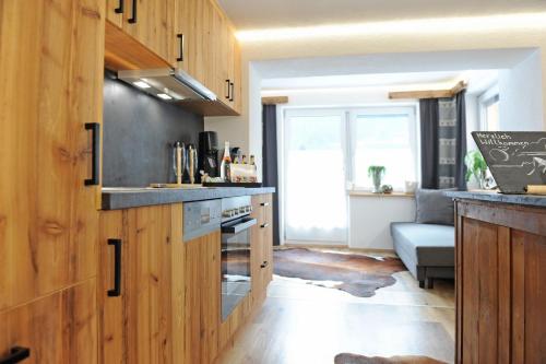 厄茨Apart Oetz的厨房配有木制橱柜和台面