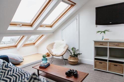 法尔茅斯Highcliffe的阁楼间由天窗改建而成,设有客厅。
