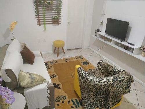 巴拉曼萨Confortável apartamento no centro ano bom的客厅配有沙发和两把椅子