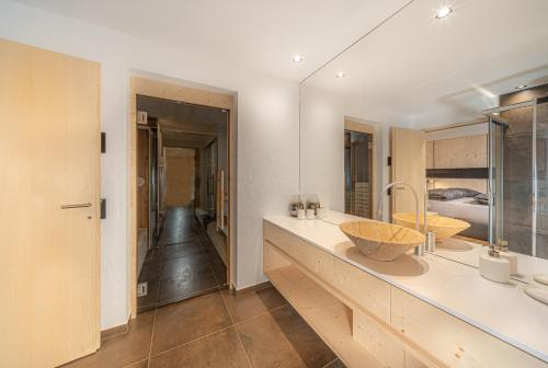 塞尔瓦迪加尔代纳山谷Villa Carolina的浴室设有水槽和镜子